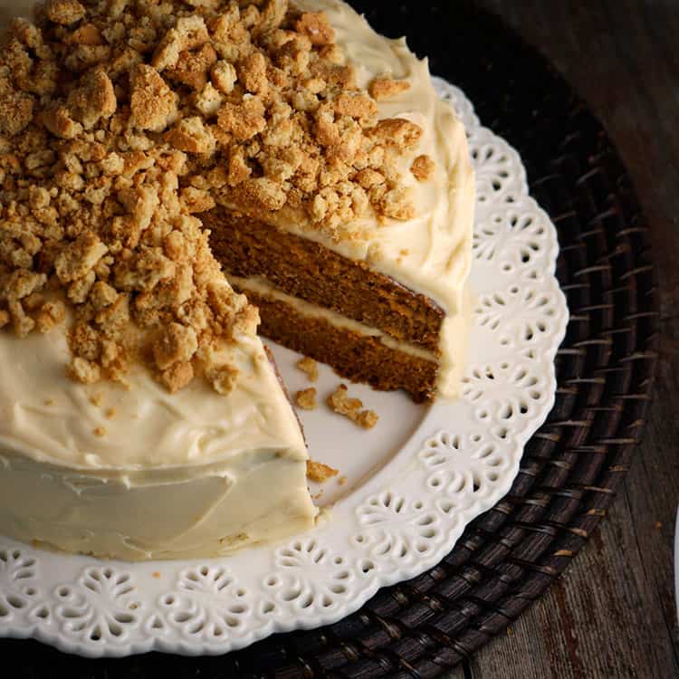 Spiced-Pumpkin-Cake-with-Molasses-Cream-Cheese-&-Ginger-Snaps_2